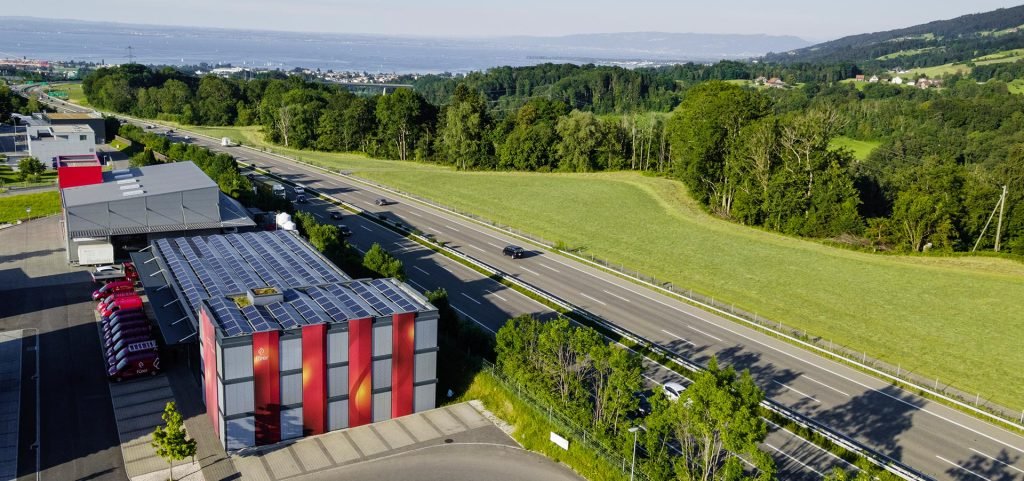 Luftaufnahme des Betriebsgebäudes der Fürer AG in Mörschwil mit Photovoltaikanlage auf dem Dach