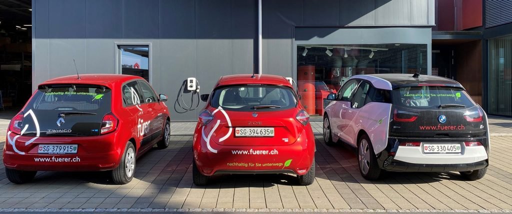 Elektrisch betriebene Projektleiterfahrzeuge der Fürer AG an der Ladestation