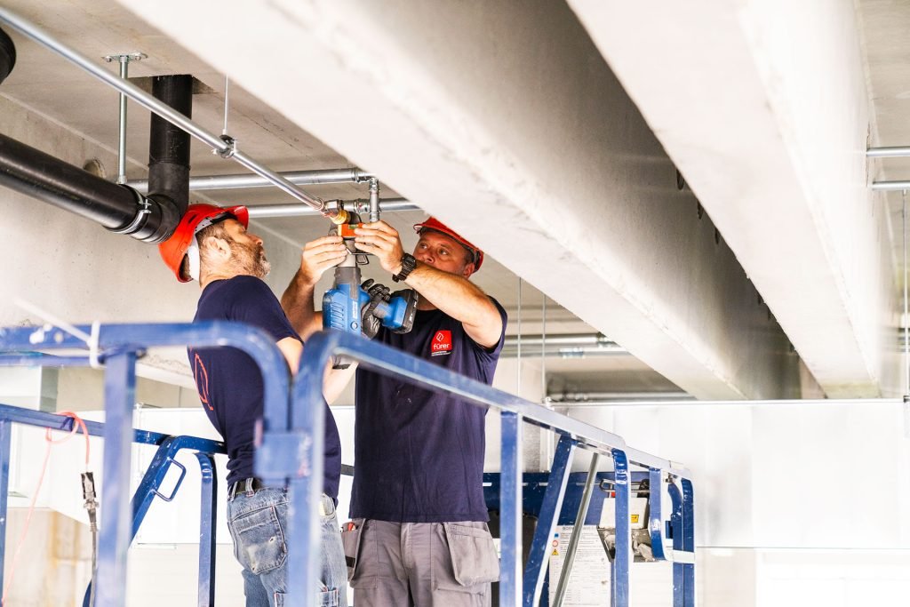 Mitarbeitende der Fürer AG bei der Sanierung einer Gebäudetechnikanlage