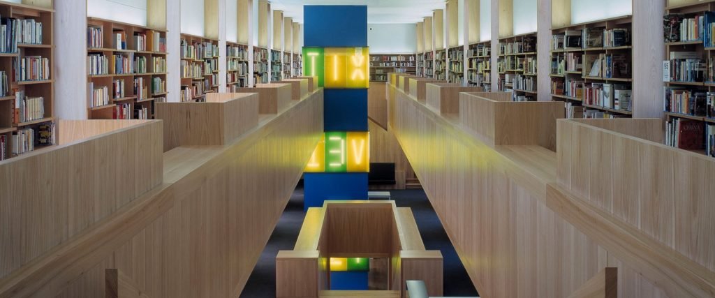 Bibliothekssaal mit Holzeinbauten – ein von der Fürer AG gebäudetechnisch ausgerüstetes Projekt