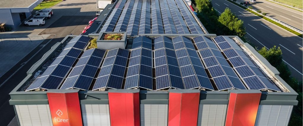 Photovoltaikanlage mit 408 Modulen in Ost-West-Aufständerung auf dem Dach der Fürer AG