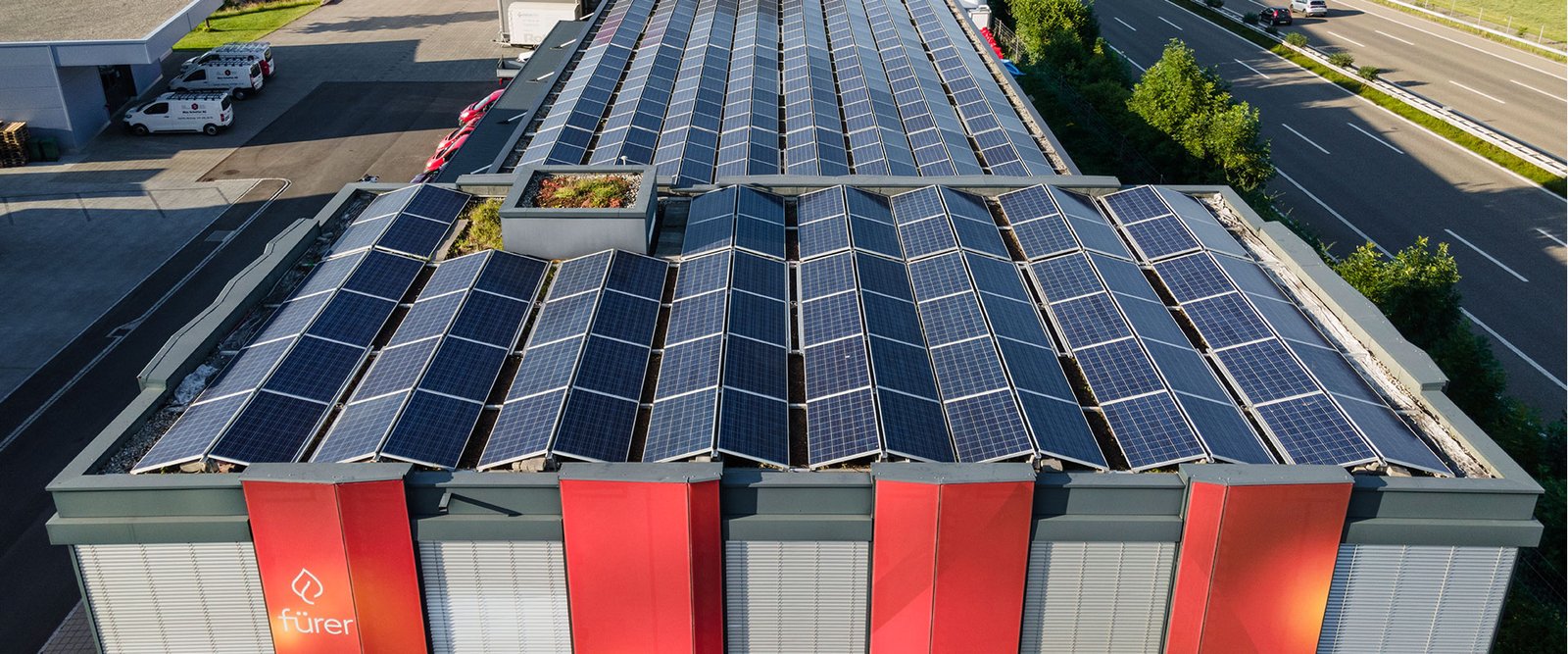 Photovoltaikanlage auf dem Dach des Betriebsgebäudes der Fürer AG in Mörschwil