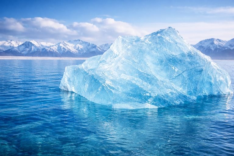 Eisberg im Wasser – Symbolbild für Klima und Kälte