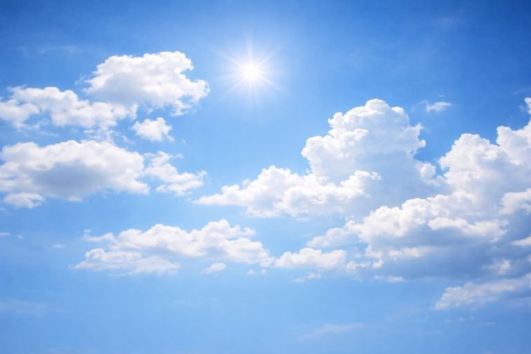 Blauer Himmel mit Wolken – Symbolbild für Lüftung und frische Luft