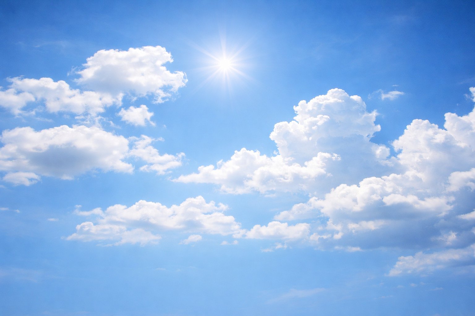 Blauer Himmel mit Wolken – Symbolbild für frische Luft