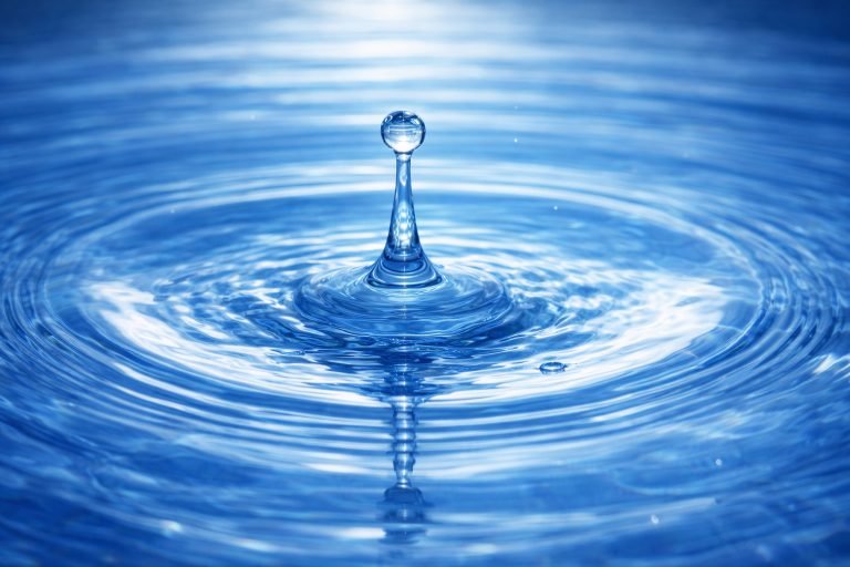 Wassertropfen auf einer Wasserfläche – Symbolbild für Sanitär und Trinkwasser